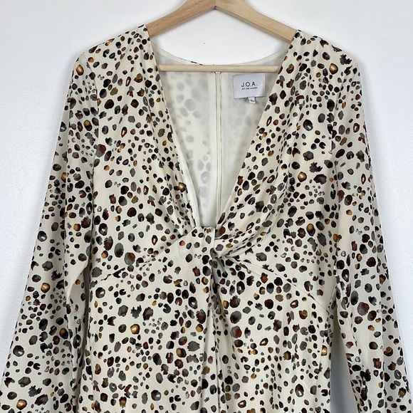 J.O.A. long sleeve plunged neckline Knot Front Leopard Print Mini Dress Size L - Picture 4 of 9